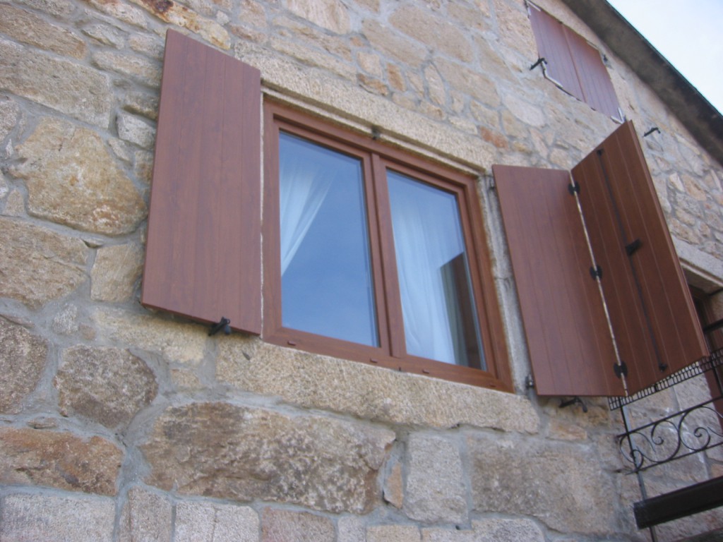 Detalle porticon exterior plegable en PVC FINSTRAL. Baiña