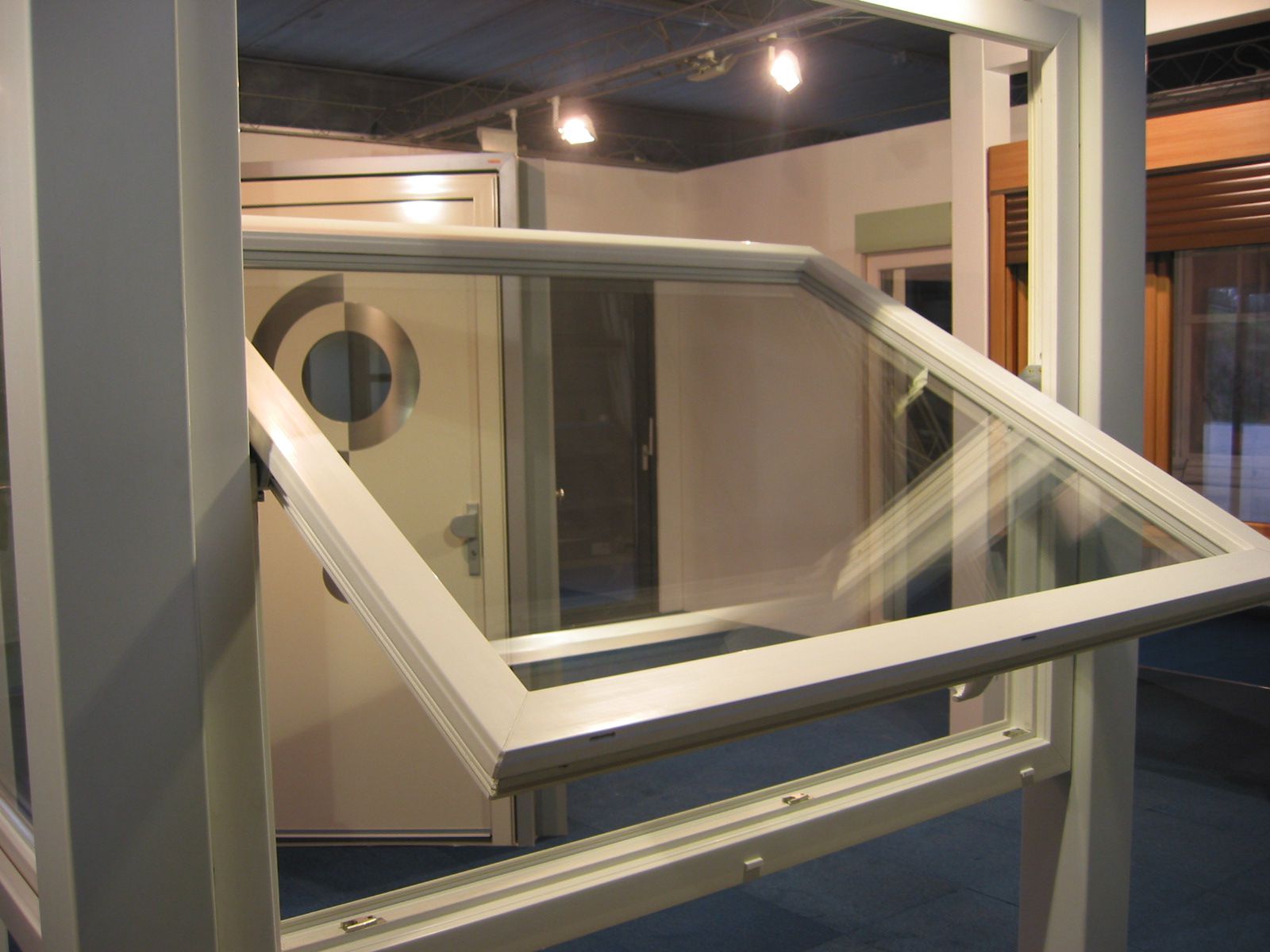 Exposicion de ventana pivotante en PVC Finstral