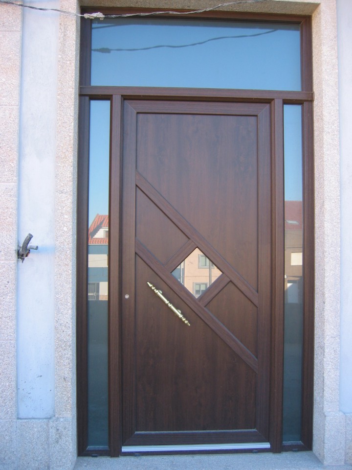 Puerta de entrada en PVC. ROBLE RUSTICO, MODELO CREATIV, OBRA, A GUARDA