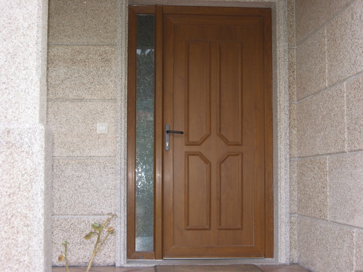 Puerta entrada con 1 fijo lateral, PVC FINSTRAL. Vigo