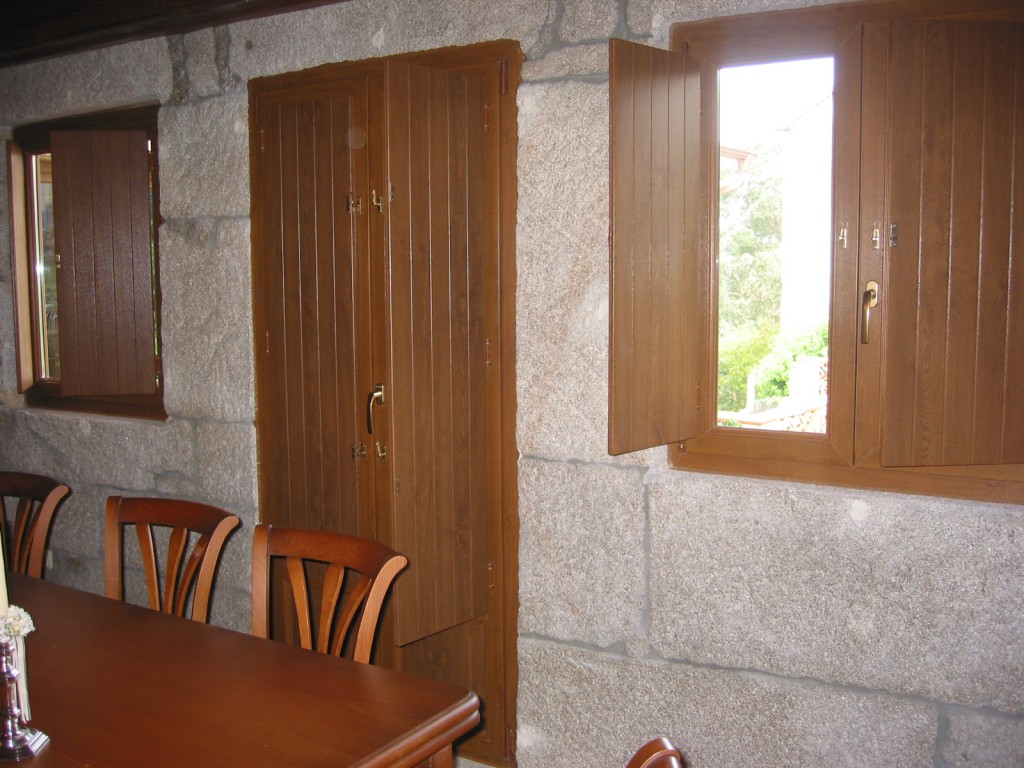 Vista interior de ventanas y puerta con contras interiores en PVC. COLOR, CASTAÑO, OBRA, BORREIROS